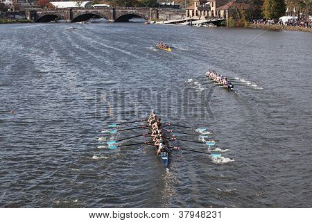 BOSTON - 21 ottobre: Gare New Trier High School in testa di Charles Regatta, Marin canottaggio Associ