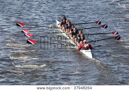 BOSTON - 21 ottobre: Gare Sammamish canottaggio associazione nella testa di Charles Regatta, Marin canottaggio