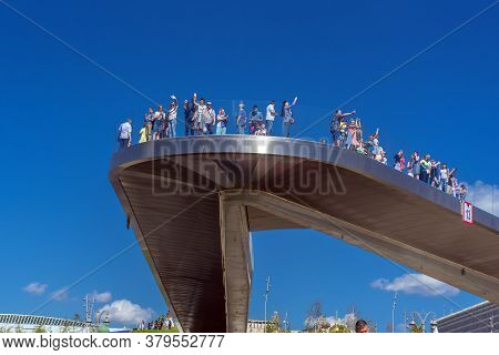 Russia, Moscow 14.08.2018 Floating Bridge In Zaryadye Park In Moscow, Russia. Zaryadye Is One Of The