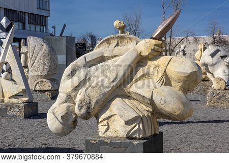 Russia, Moscow 05.04,2019 Sculpture Park Museon, Many White Sculptures Under The Open Sky