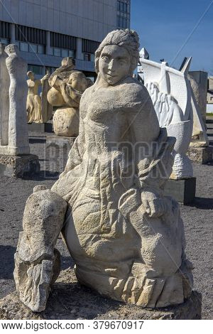 Russia, Moscow 05.04,2019 Sculpture Park Museon, Many White Sculptures Under The Open Sky