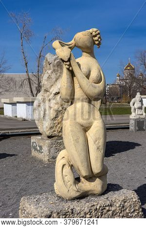 Russia, Moscow 05.04,2019 Sculpture Park Museon, Many White Sculptures Under The Open Sky