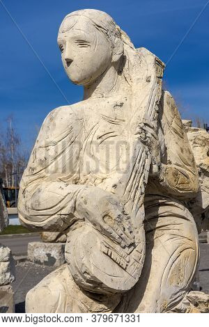 Russia, Moscow 05.04,2019 Sculpture Park Museon, Many White Sculptures Under The Open Sky