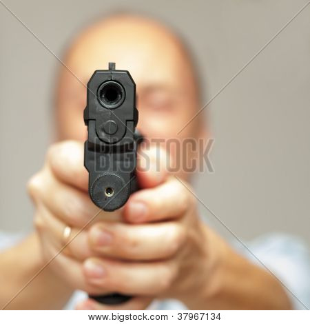 Muž s pistolí