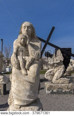 Russia, Moscow 05.04,2019 Sculpture Park Museon, Many White Sculptures Under The Open Sky