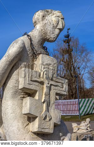Russia, Moscow 05.04,2019 Sculpture Park Museon, Many White Sculptures Under The Open Sky