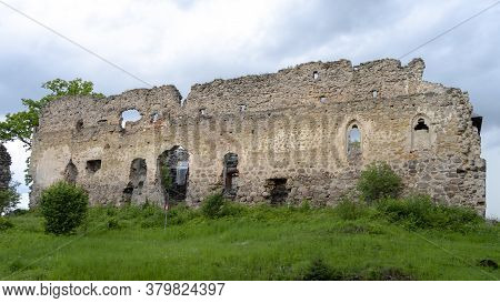 Medieval Castle Ruins In Latvia Rauna. Old Stoune Brick Wall Of Raunas Castle Where Was Living Archb