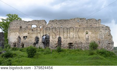 Medieval Castle Ruins In Latvia Rauna. Old Stoune Brick Wall Of Raunas Castle Where Was Living Archb