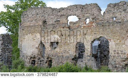 Medieval Castle Ruins In Latvia Rauna. Old Stoune Brick Wall Of Raunas Castle Where Was Living Archb