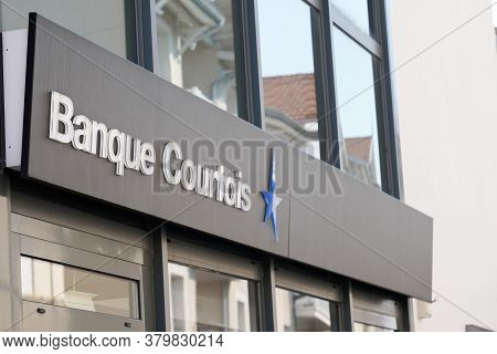 Bordeaux , Aquitaine / France - 08 04 2020 : Banque Courtois Logo And Text Sign Star Blue On Office 