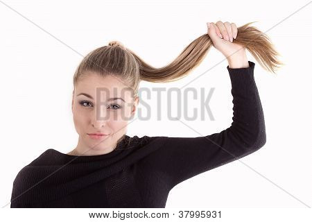 Ritratto di ragazza bionda capelli lunghi in abito blu