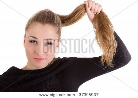 Ritratto di ragazza bionda capelli lunghi in abito blu