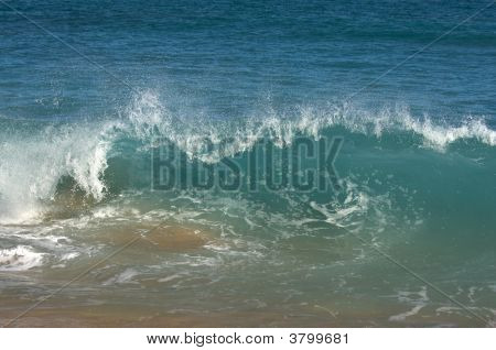Dramatické Shorebreak vlna