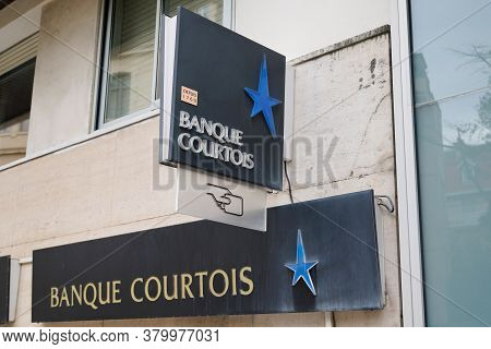 Bordeaux , Aquitaine / France - 08 04 2020 : Banque Courtois Star Logo And Text Sign On Wall Office 