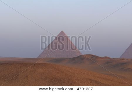 De stora pyramiderna vid soluppgången.