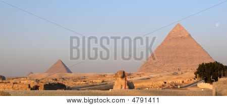 De stora pyramiderna i Giza och sfinxen