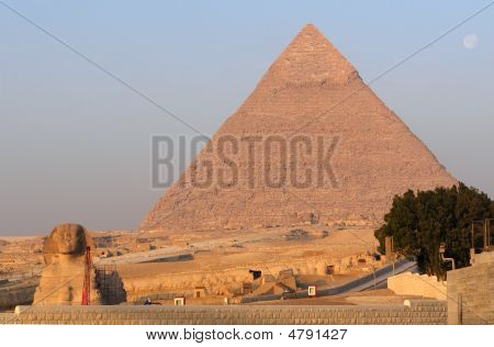 De stora pyramiderna i Giza och sfinxen