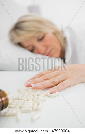 ผู้หญิงที่นอนนิ่งหลังจากใช้ยาเกินขนาดของยาในบ้าน