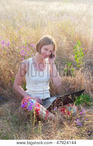 Bella donna positiva con Notebook e cellulare
