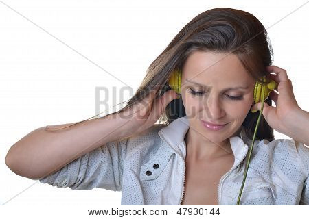 красивая молодая женщина прослушивания музыки