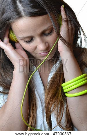 красивая молодая женщина прослушивания музыки