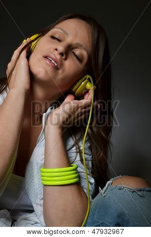 красивая молодая женщина прослушивания музыки