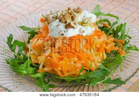 Salade de carotte et de pomme au yaourt et aux noix