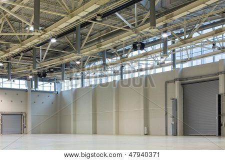 มอสโก - 3 oct: ห้องว่างศาลา MosExpo มีประตูสำหรับรถ 3 ต.ค. 2012 ในมอสโก รัสเซีย ยอ