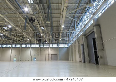 Moskwa - 3 października: Przestronny pawilon pusty MosExpo z bramy na samochód i drzwi dla osób na Octob