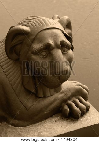 Primer plano de una estatua de León
