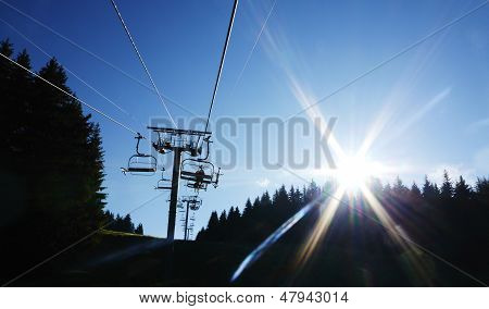 Rowerzystów górskich w Alpach krzesło Lift