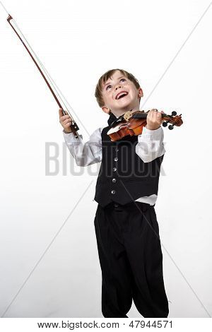 Freckled vermelho-cabelo menino tocando violino.