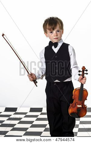 Freckled vermelho-cabelo menino tocando violino.