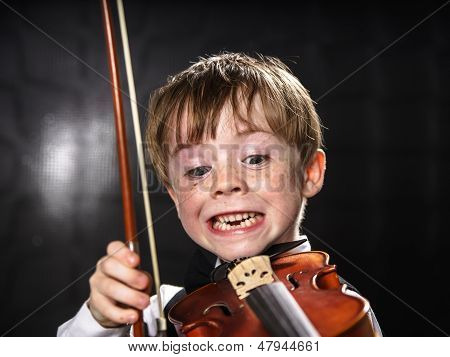 Freckled vermelho-cabelo menino tocando violino.