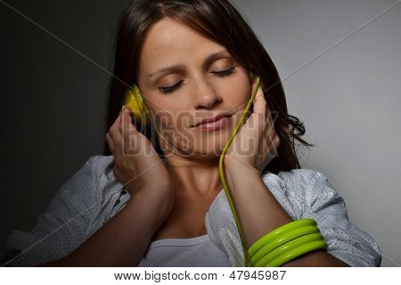 красивая молодая женщина прослушивания музыки