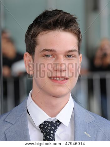 LOS ANGELES - 23.Jun: Liam James kommt, um die 