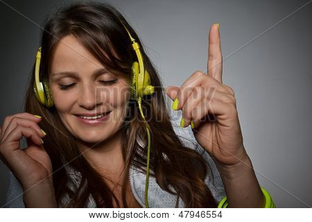 красивая молодая женщина прослушивания музыки