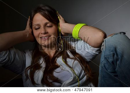 красивая молодая женщина прослушивания музыки