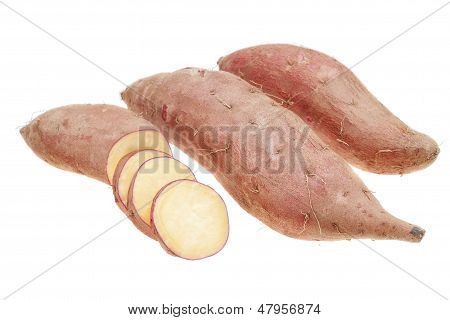 Vegetariánské zeleninové sladké brambory v sekci. Na bílém pozadí.