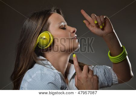 красивая молодая женщина прослушивания музыки