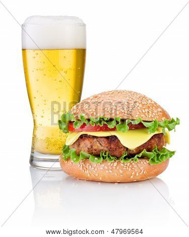 Hamburger és pohár sör elszigetelt fehér Background
