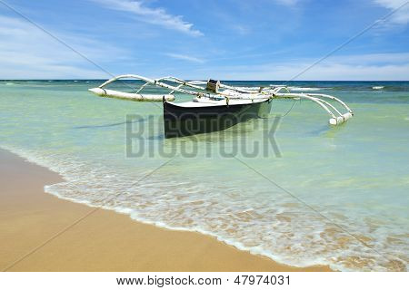 Pittoresco paesaggio marino con barche.