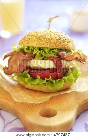 Jajko burger z pomidorów, sałatka, onuion i smażony boczek