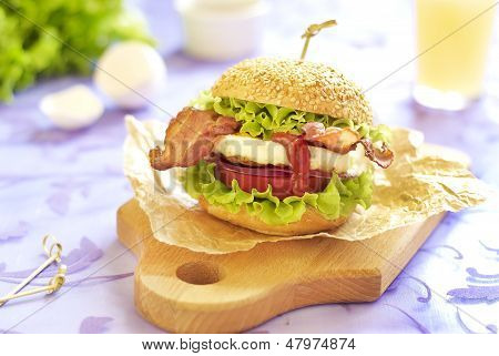 Jajko burger z pomidorów, sałatka, onuion i smażony boczek