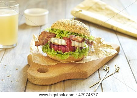 Jajko burger z pomidorów, sałatka, onuion i smażony boczek