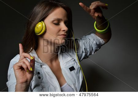 красивая молодая женщина прослушивания музыки