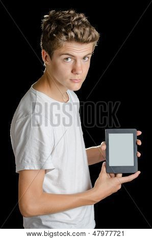 Ragazzo Holding Ebook Reader, isolato su sfondo nero