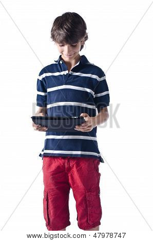 Giovane ragazzo utilizzando Tablet Computer. Isolato.