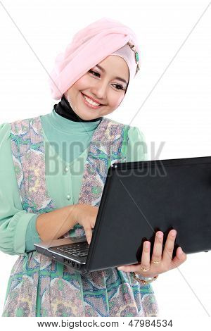หญิงสาวที่น่าสนใจในหัว Scraf ใช้แล็ปท็อป
