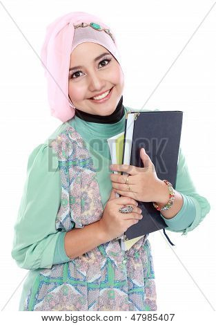 Portrait d'étudiant musulman heureux Holding quelques livres